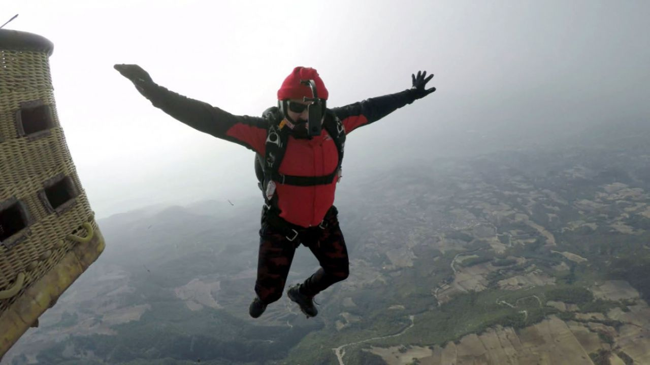 Hayko Cepkin Pamukkale'de 3 bin 500 metre yüksekten atladı nefes kesen anlar görüntülendi