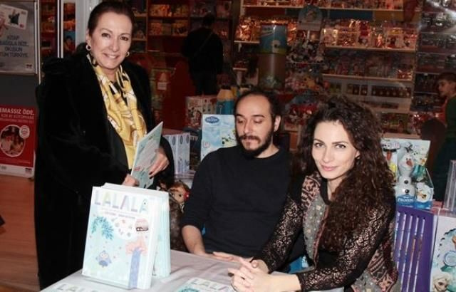 Kemal Sunal'ın kızı Ezo Sunal bebek beklediğini müjdesini verdi pozlarını paylaştı