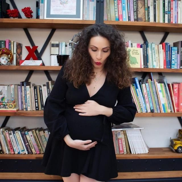Kemal Sunal'ın kızı Ezo Sunal bebek beklediğini müjdesini verdi pozlarını paylaştı