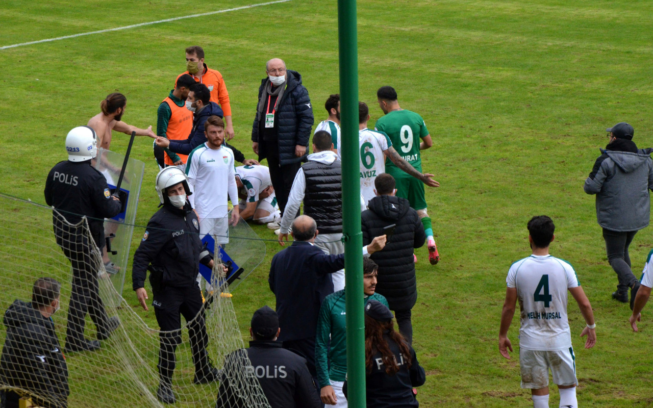 Maç bitti futbolcular birbirine girdi, polis arbedeyi güçlükle önledi
