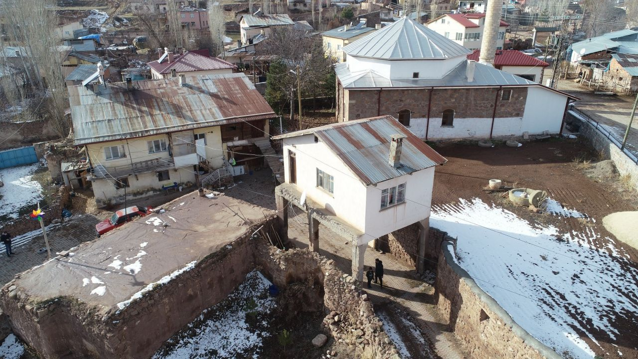 Sivas'ta herkes bu evin fotoğrafını çekiyor! Görenler şaşkına döndü