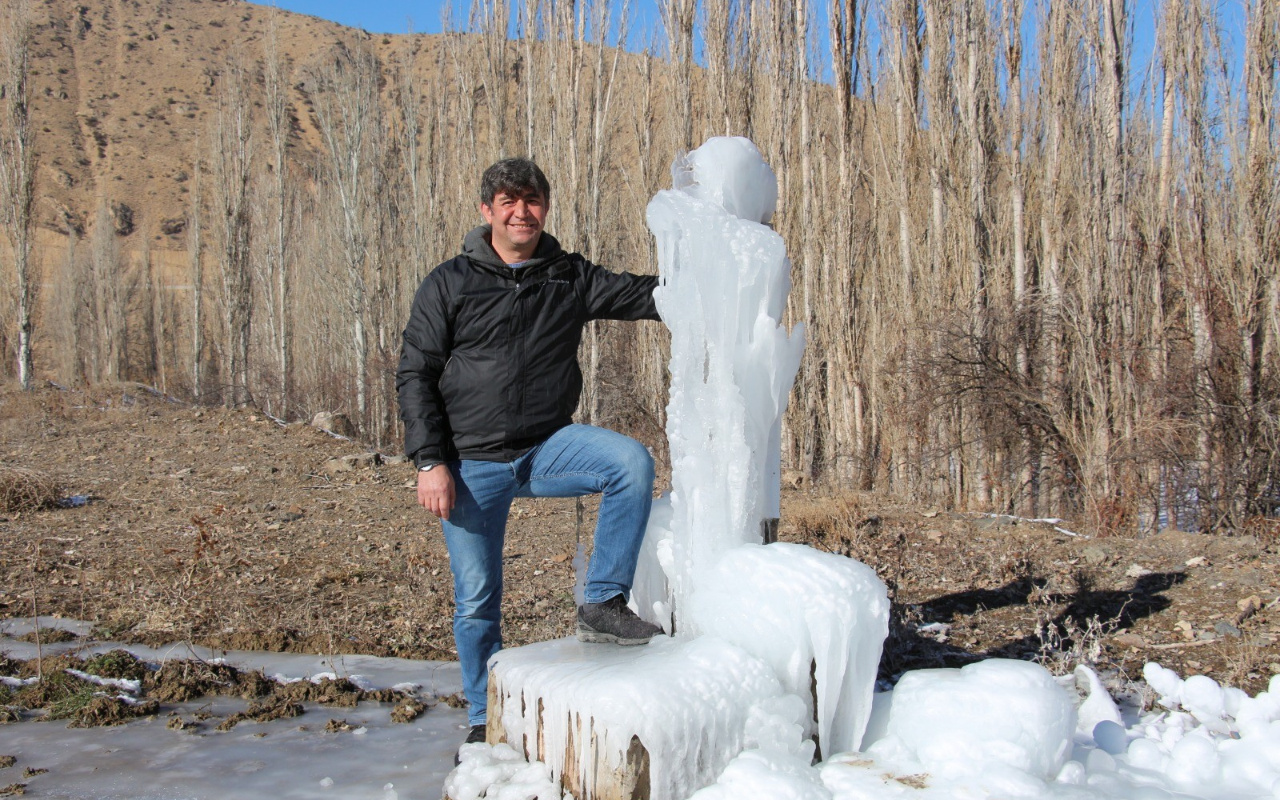 Erzurum'da  çeşme soğuktan patladı! Buzdan heykel görenleri şaşırttı