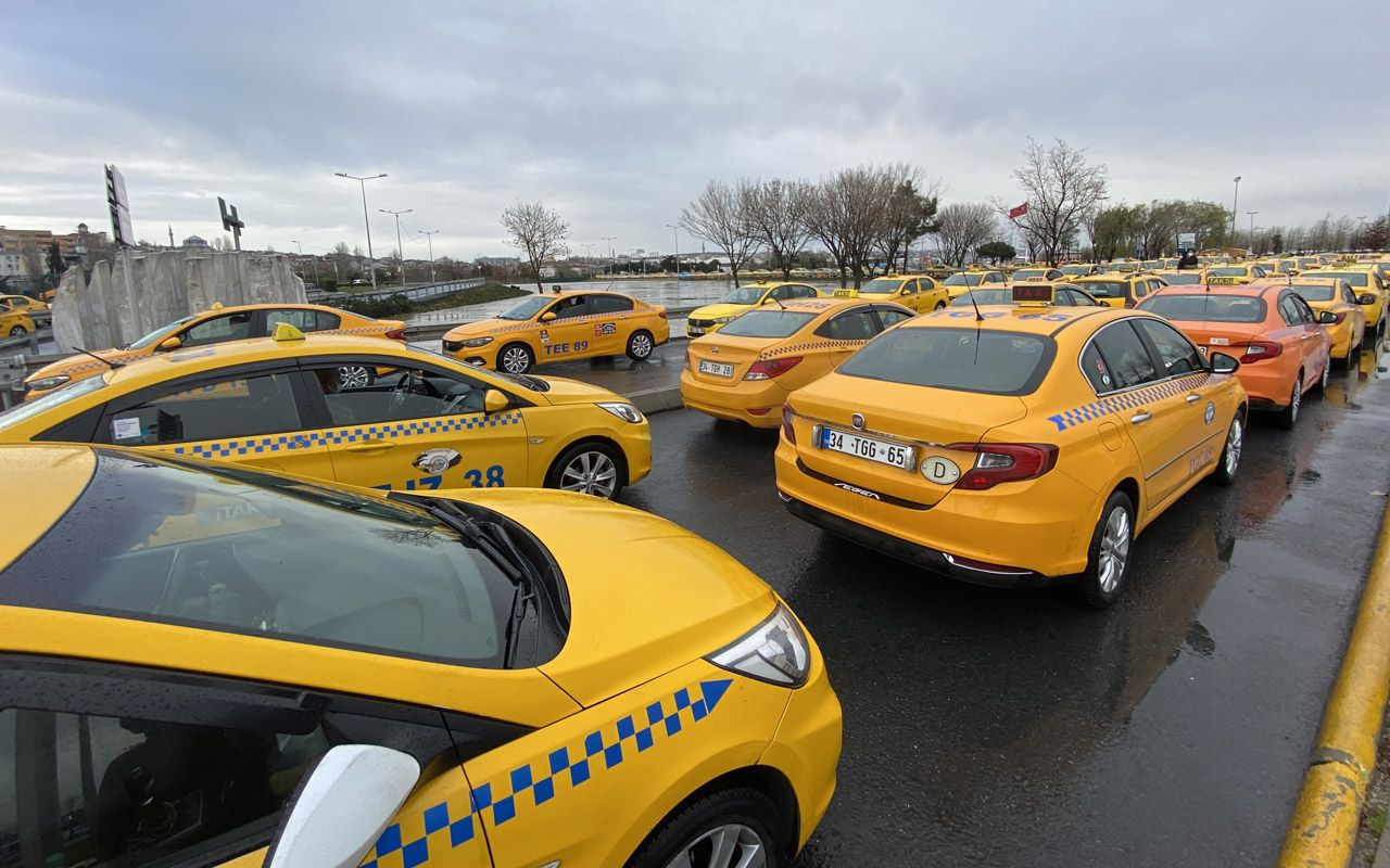 İstanbul'da zam kuyruğu! Taksimetre açılışına 1.5 lira zam Yenikapı'da taksiciler kuyruk oldu