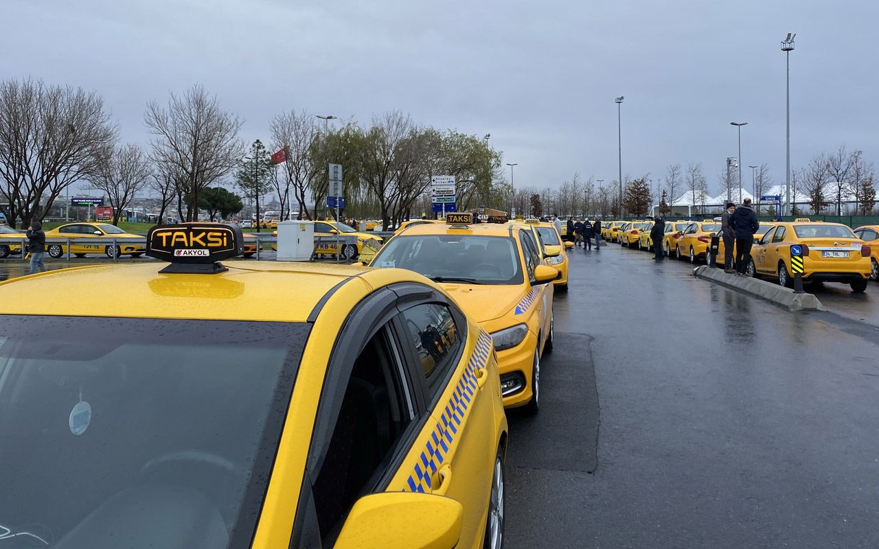 İstanbul'da zam kuyruğu! Taksimetre açılışına 1.5 lira zam Yenikapı'da taksiciler kuyruk oldu