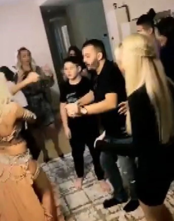 Bursa'da dansözlü yılbaşı eğlencesini sosyal medyadan canlı yayınla paylaştılar