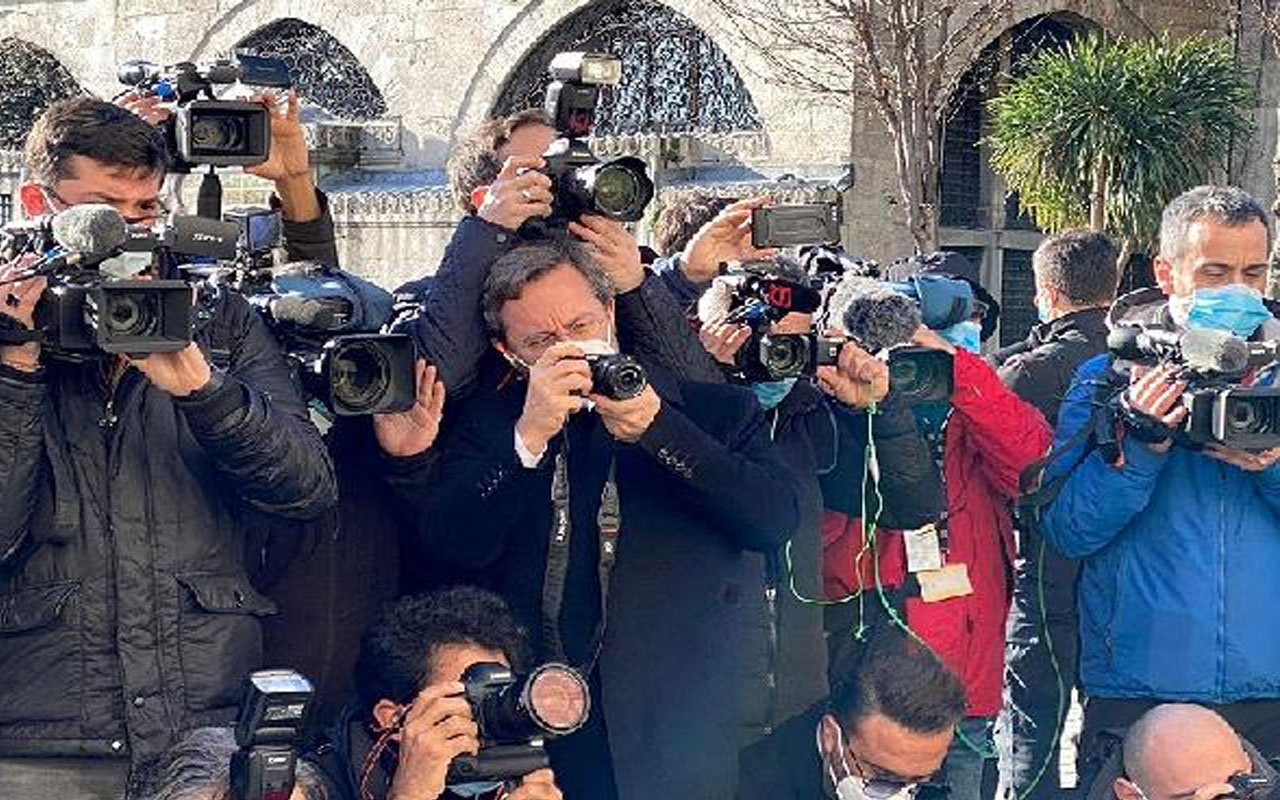 Fahrettin Altun Cumhurbaşkanı Erdoğan ile gazetecilerin fotoğrafını çekti
