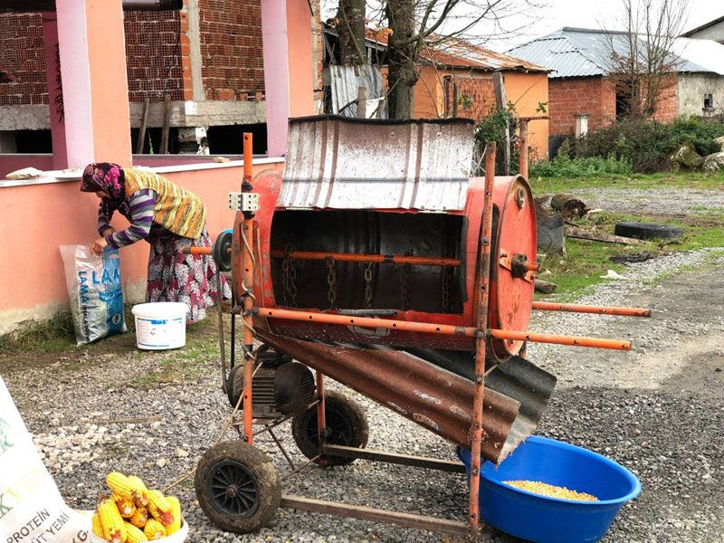 Sakaryalı çiftçi pahalı gelince kendi makinesini yaptı annesi dertten kurtuldu 100 liraya mal etti