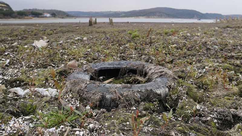 İstanbul Terkos gölünde sular çekildi her şey ortaya çıktı