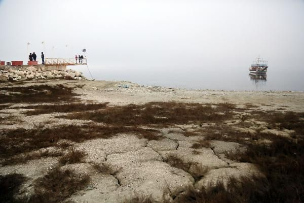 Burdur Gölü'nde korkutan görüntü! Su çekildi, iskele ortada kaldı