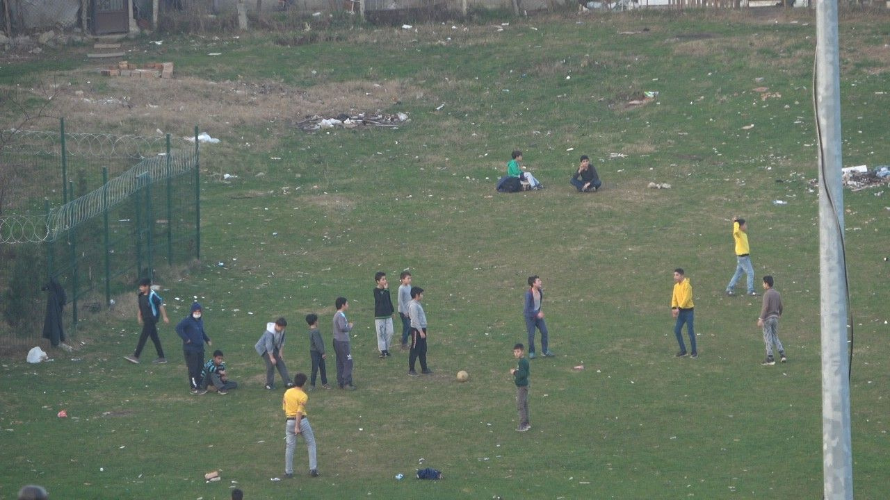 Arnavutköy'de pes dedirten görüntü! Kısıtlamada piknik yaptılar, polisi görünce kaçtılar