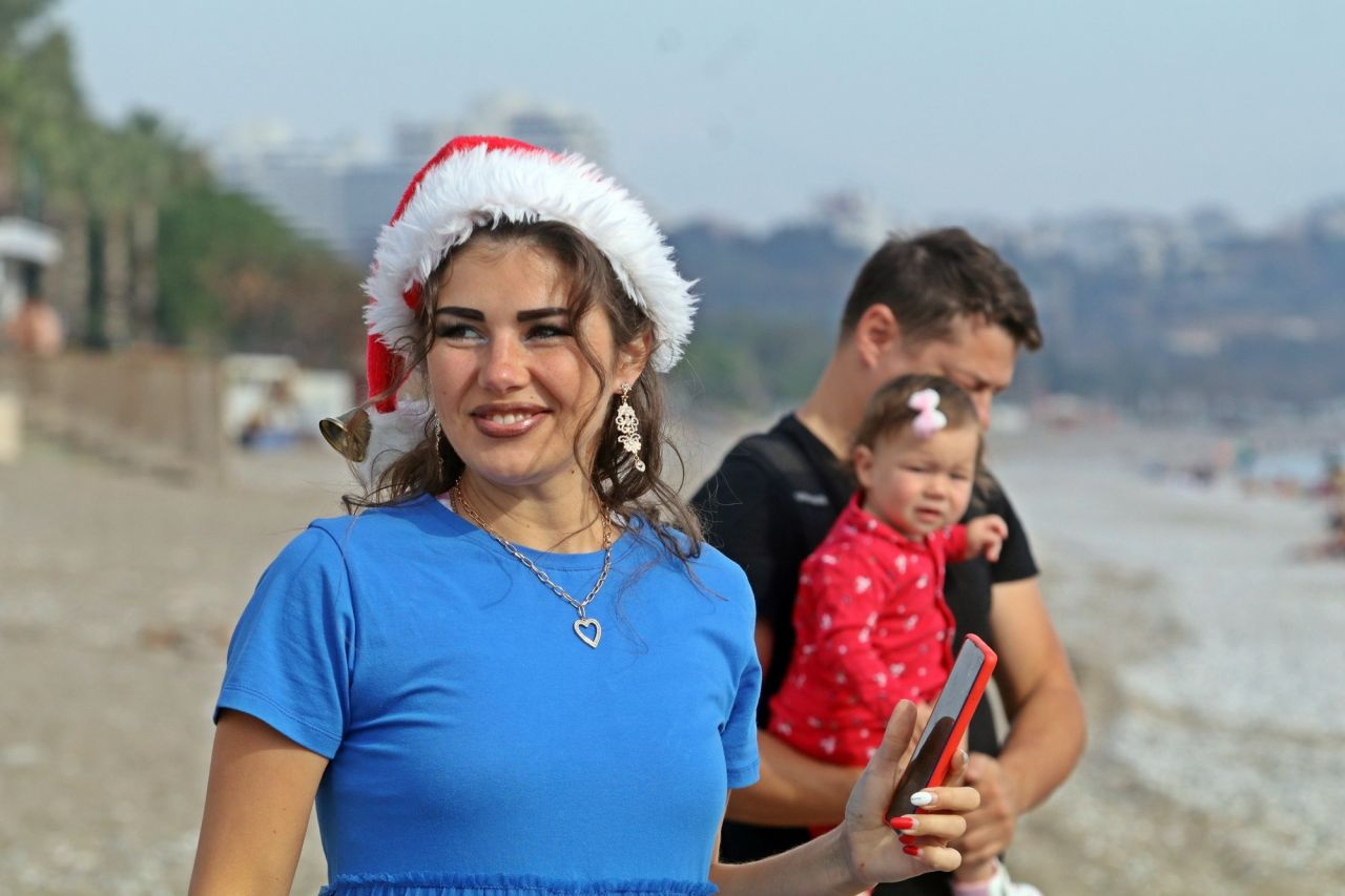Antalya'da plaj Rus turistlere kaldı! Denizin keyfini çıkardılar