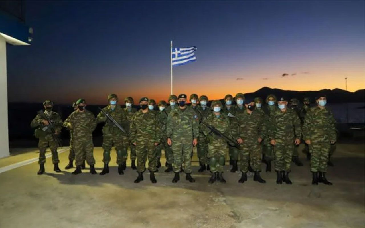 Yunanistan'ın Ege'de ağır tahriki yılbaşında da sürdü! Üniformalı ve silahlı şov