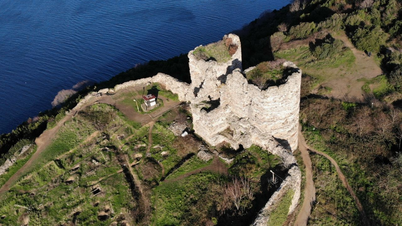 İstanbul Beykoz'da UNESCO listesindeki tarihi Yoros Kalesi harabeye döndü