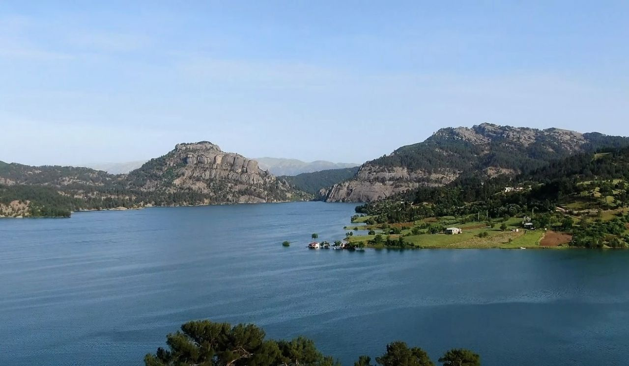 Kahramanmaraş'ta barajda sular çekilince bir köy daha ortaya çıktı