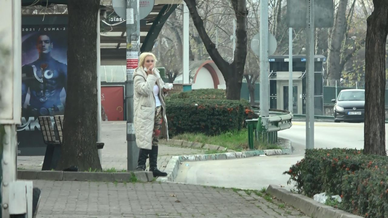 Bursa'da şok görüntüler bir kadın yol kenarında fuhuş pazarlığı yaparken görüntülendi