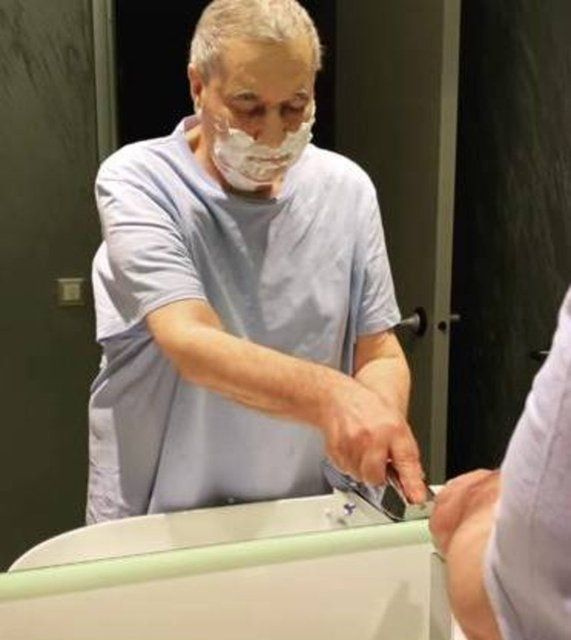 Mehmet Ali Erbil 'İki yıl sonra ilk tıraşım' deyip kendisinin tıraş olduğu anları paylaştı