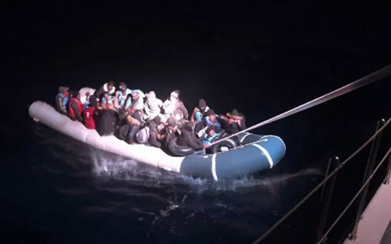 Ayvacık'ta lastik bot içerisinde 18 düzensiz göçmen kurtarıldı, 16 düzensiz göçmen yakalandı