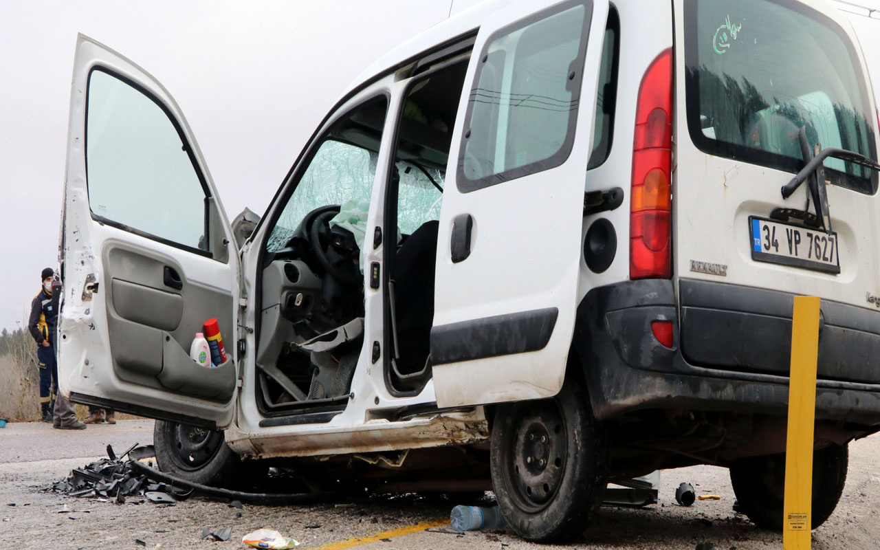 Çankırı'da feci kaza! Hafif ticari araç ile otomobil çarpıştı: 2 ölü, 4 yaralı