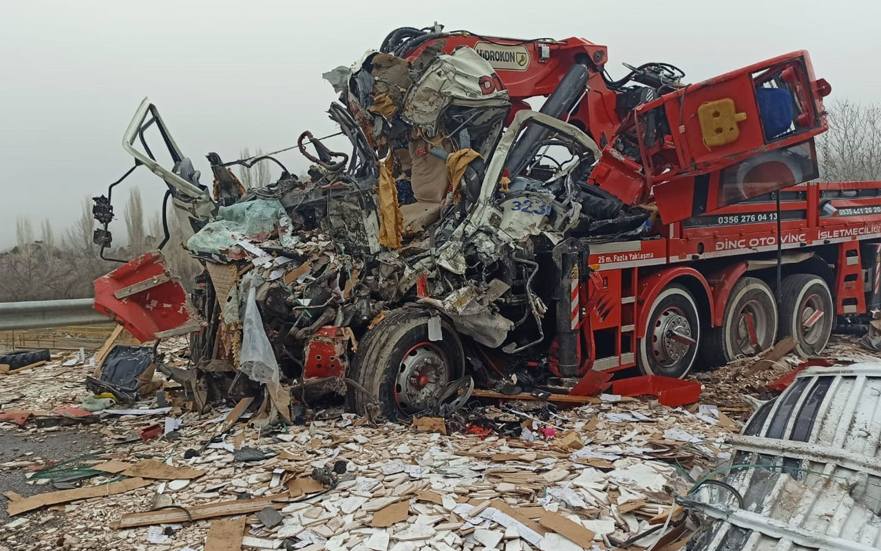 Yozgat'ta korkunç kaza vinç paramparça oldu 3 ölü 2 yaralı