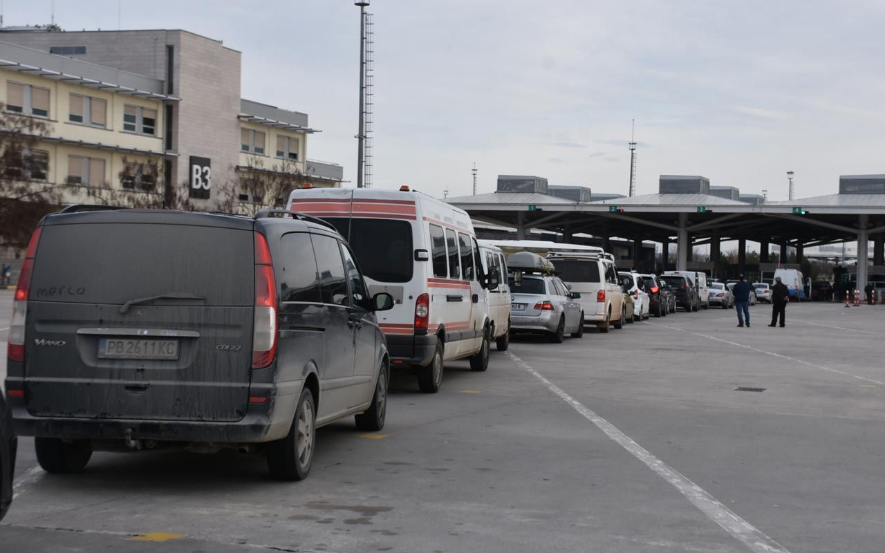 Kapıkule'de Bulgar turist akını başladı! Uzun araç kuyrukları oluşturdu
