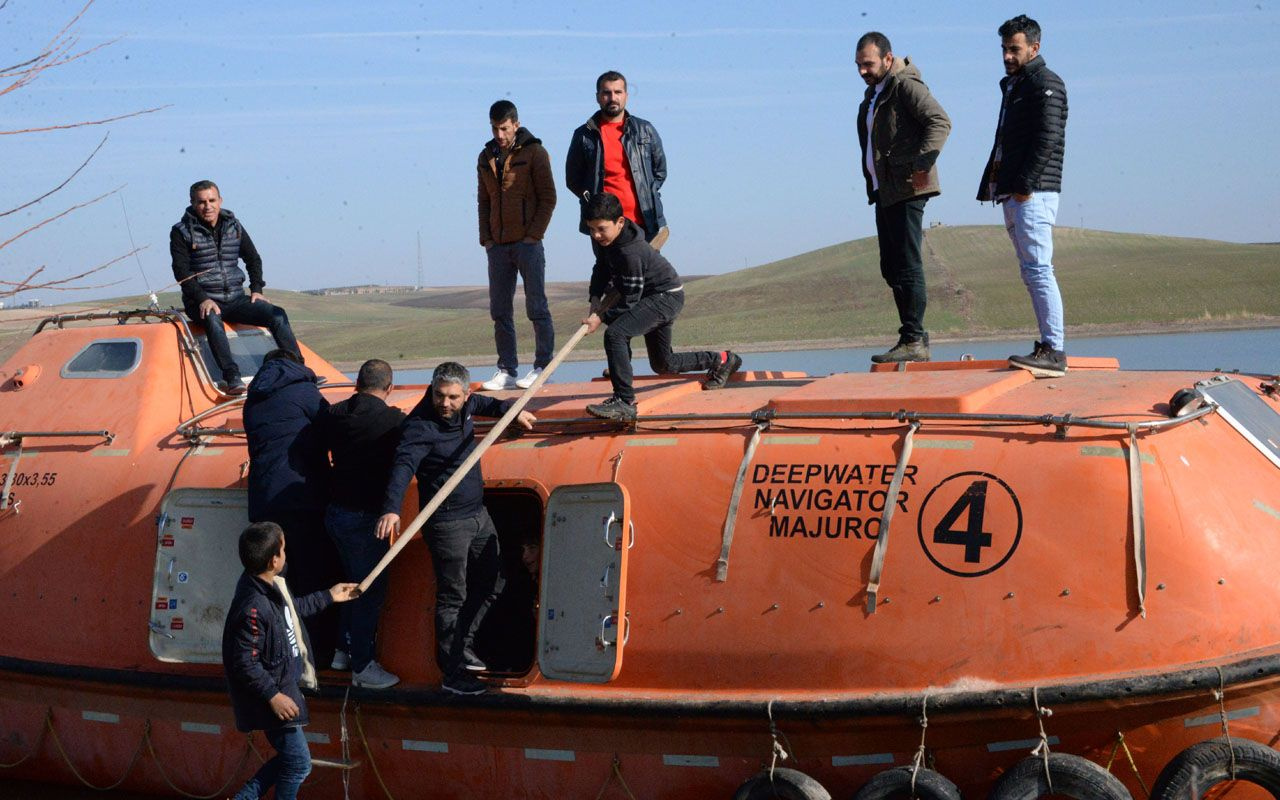 Denizi olmayan Diyarbakır'da denizaltı şaşırttı! Köy ağası düşünüp İzmir'den TIR'la getirdi