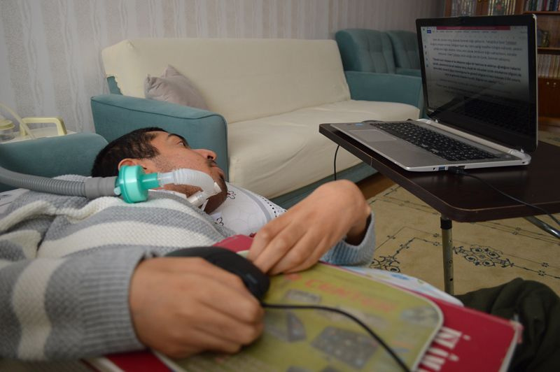 Elazığ'da yüzde 97 engelli Muhammet tek parmağıyla 3 yılda film senaryosu yazdı