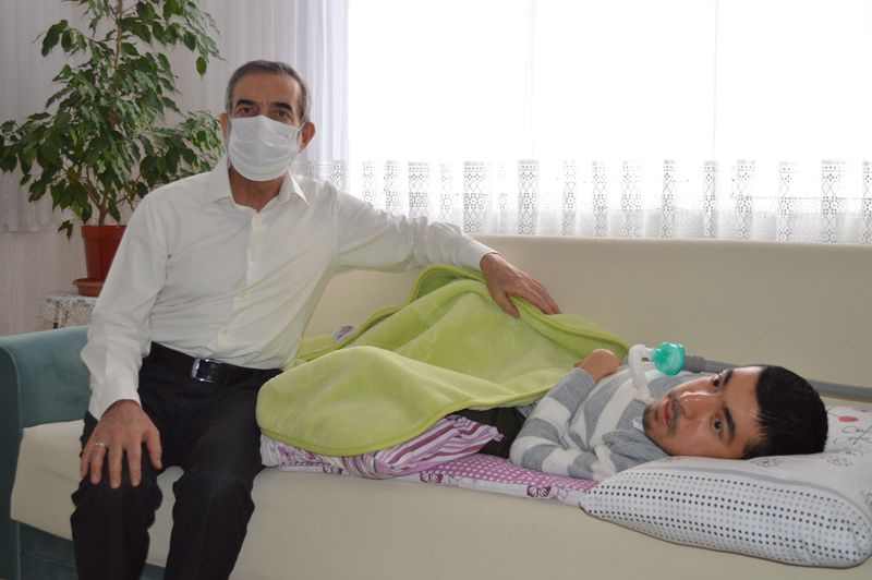 Elazığ'da yüzde 97 engelli Muhammet tek parmağıyla 3 yılda film senaryosu yazdı