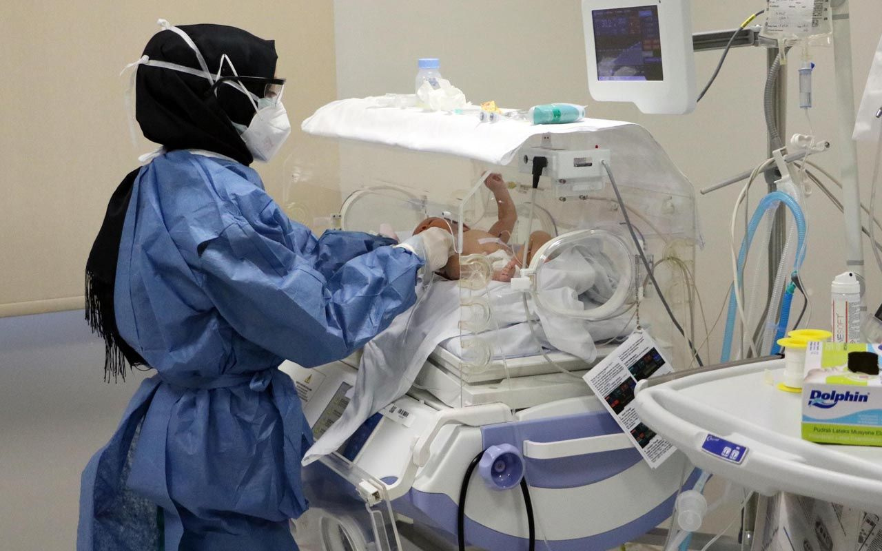 Koronavirüse yakalanan yeni doğmuş bebeklere hemşirelerden anne şefkati