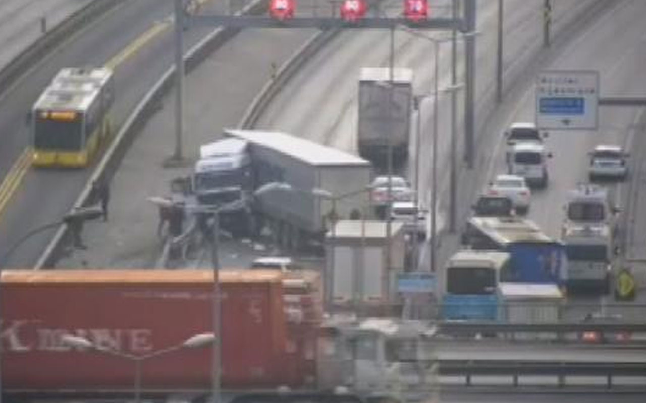 Feci kaza! Haramidere'de TIR metrobüs bariyerlerine çarptı!