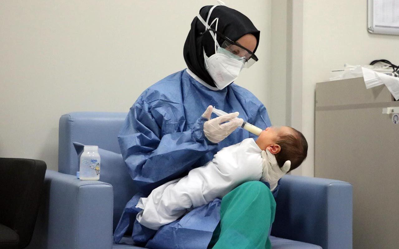 Koronavirüse yakalanan yeni doğmuş bebeklere hemşirelerden anne şefkati
