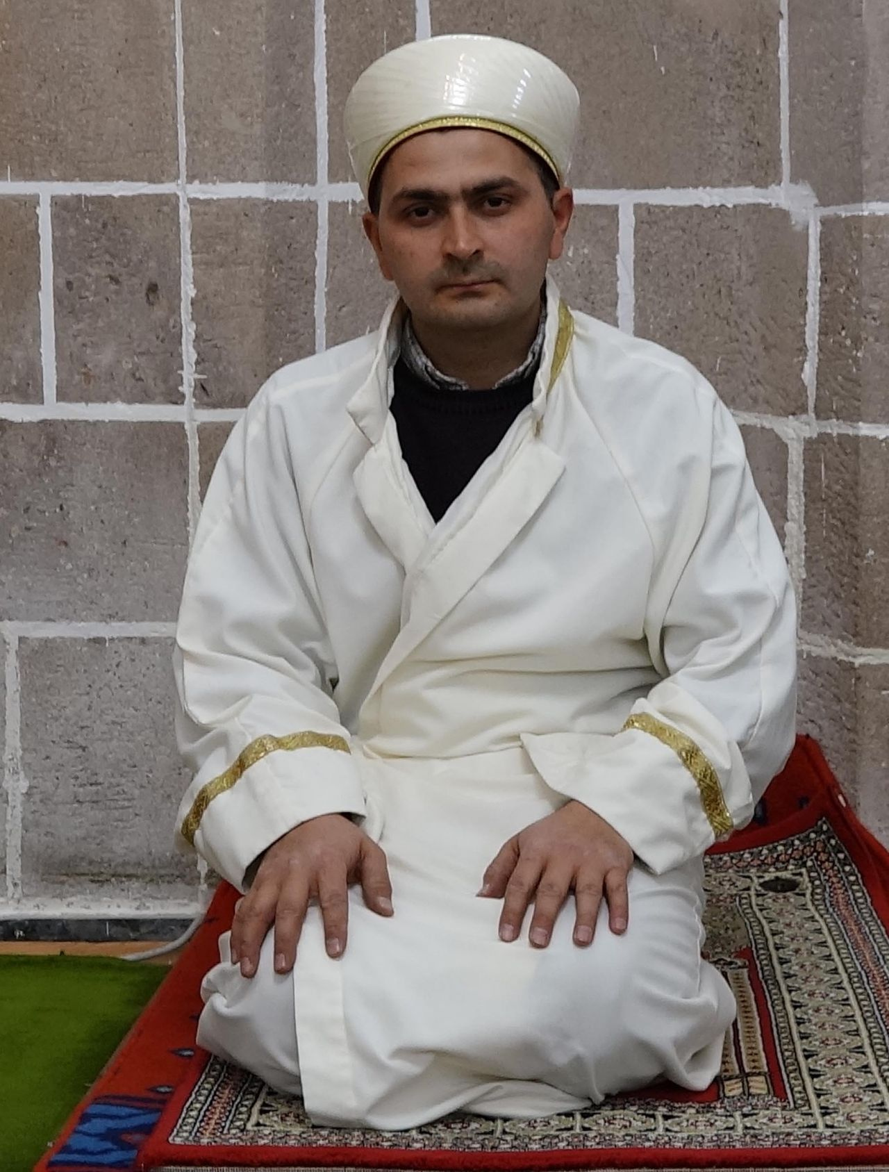 Giresun'daki imam cami minaresini boyayabilmek için Erzurum'a gidip eğitim aldı