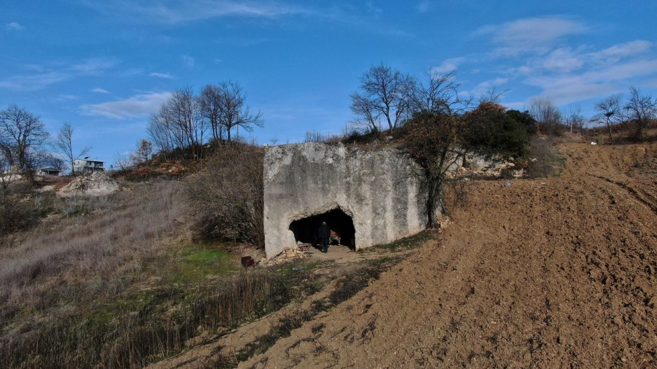 İznik'te tarlasının ortasında bulunan 2 bin yıllık mezarın sırrı çözüldü