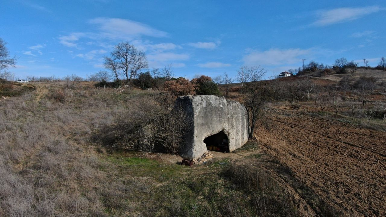 İznik'te tarlasının ortasında bulunan 2 bin yıllık mezarın sırrı çözüldü