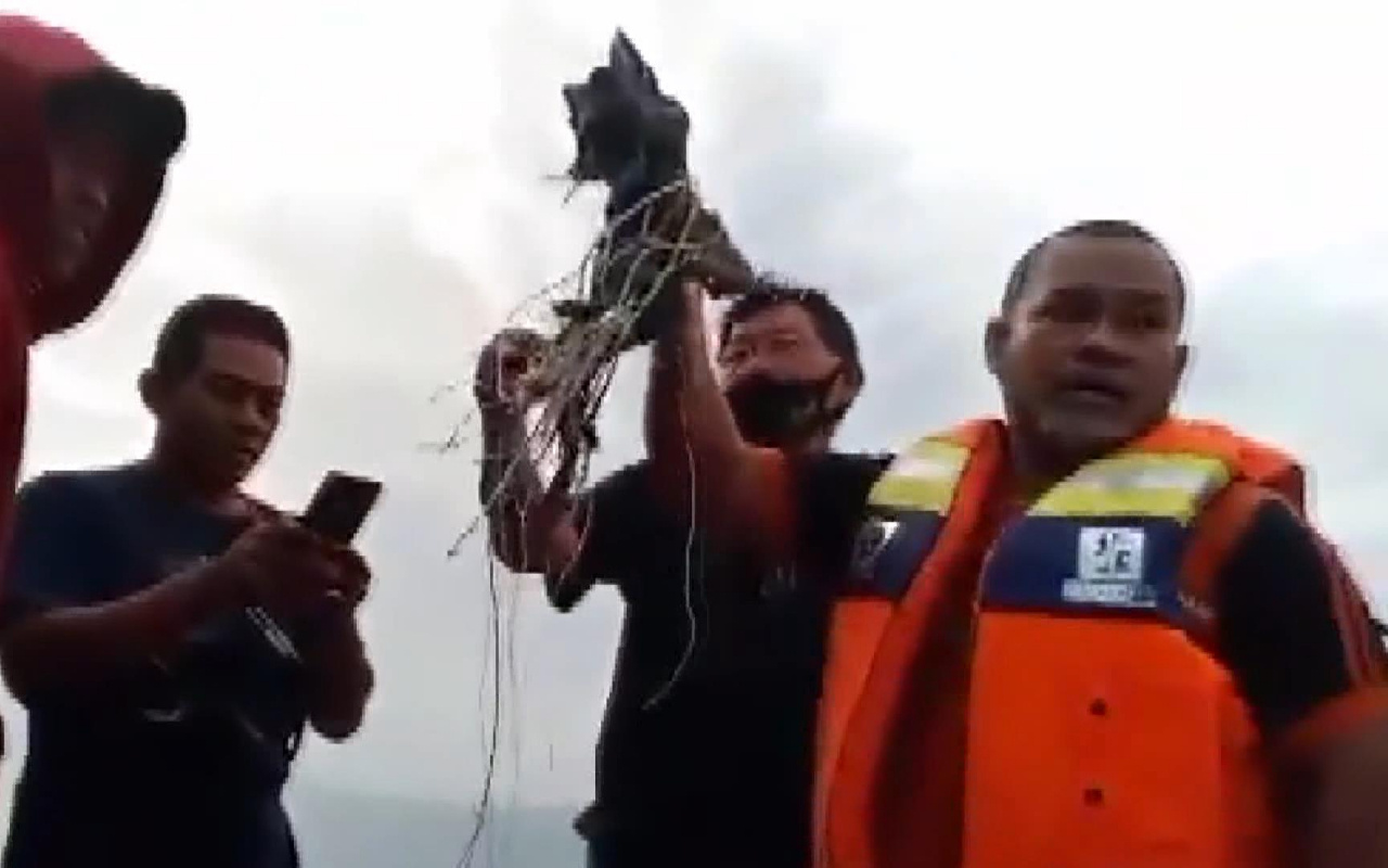 Endonezya’da yolcu uçağıyla irtibat kesildi! 50'den fazla yolcu var