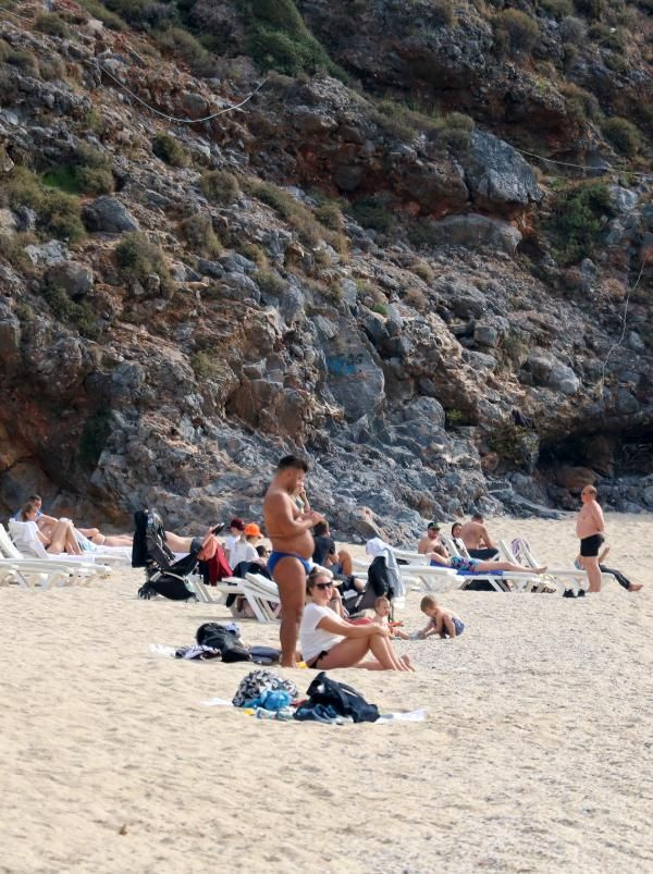 Antalya'da plajlar turistlere kaldı! Ocak ayında denizin keyfini çıkardılar