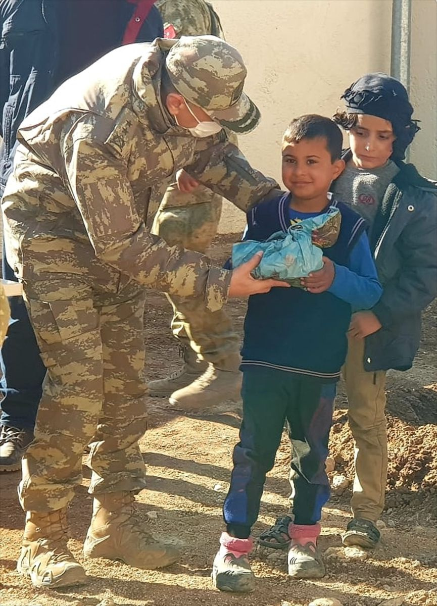 Türk askeri, Rasulayn'daki dul ve yetimlerin yüzünü güldürdü