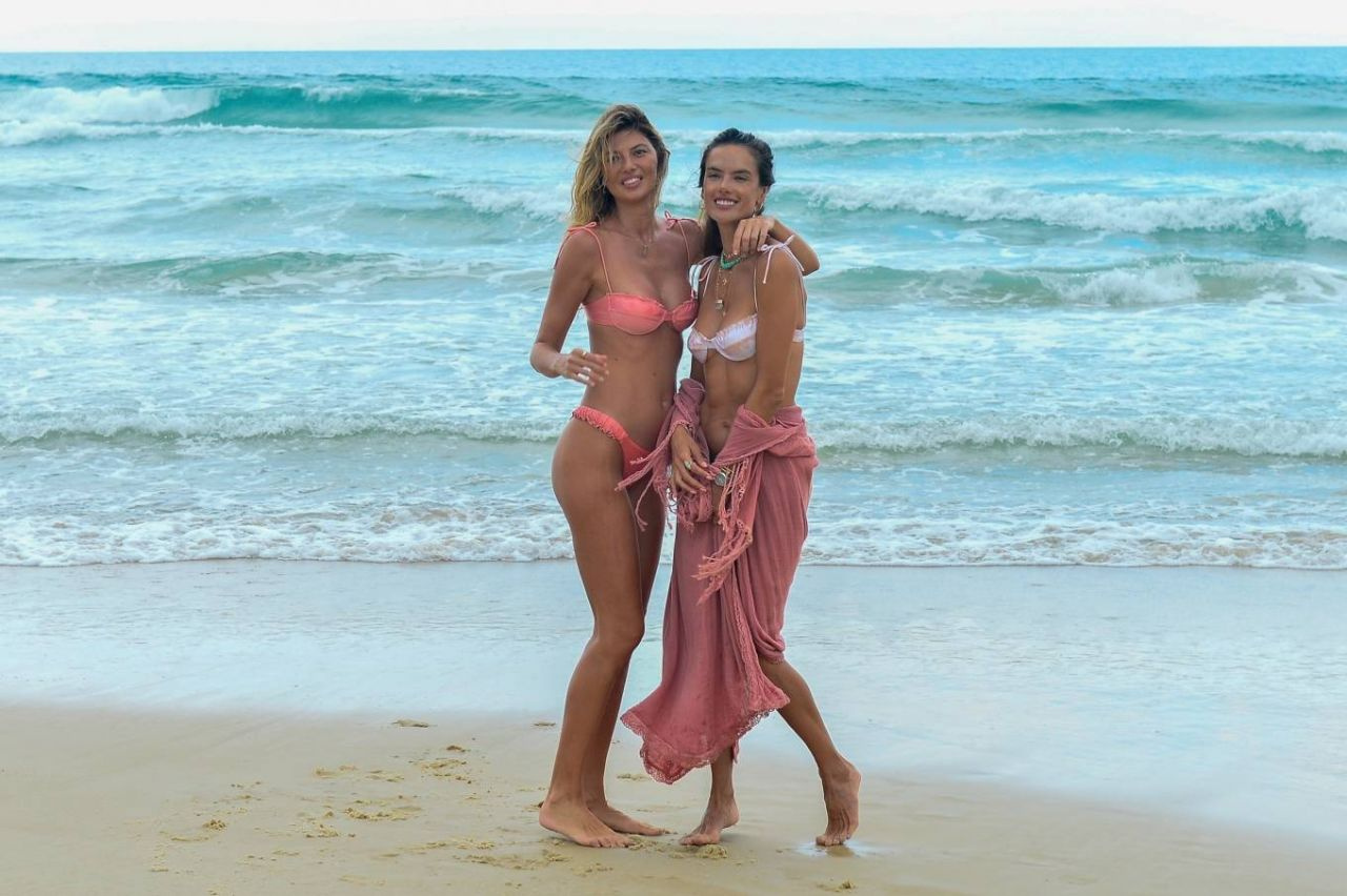 Alessandra Ambrosio plajda fırtınalar estirdi çıkardı! Pozlarıyla şov yaptı