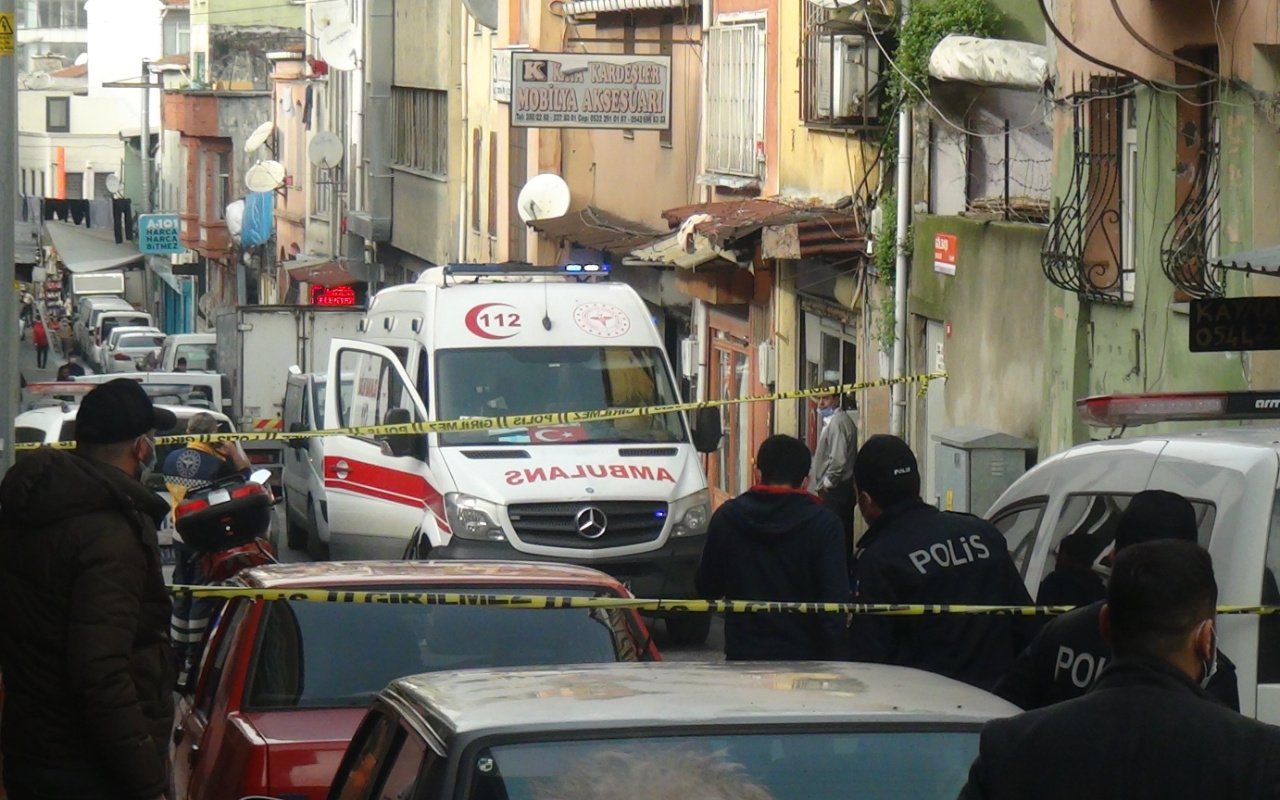İstanbul'da koku gelen eve giren ekipler şok oldu! Battaniye içinde...