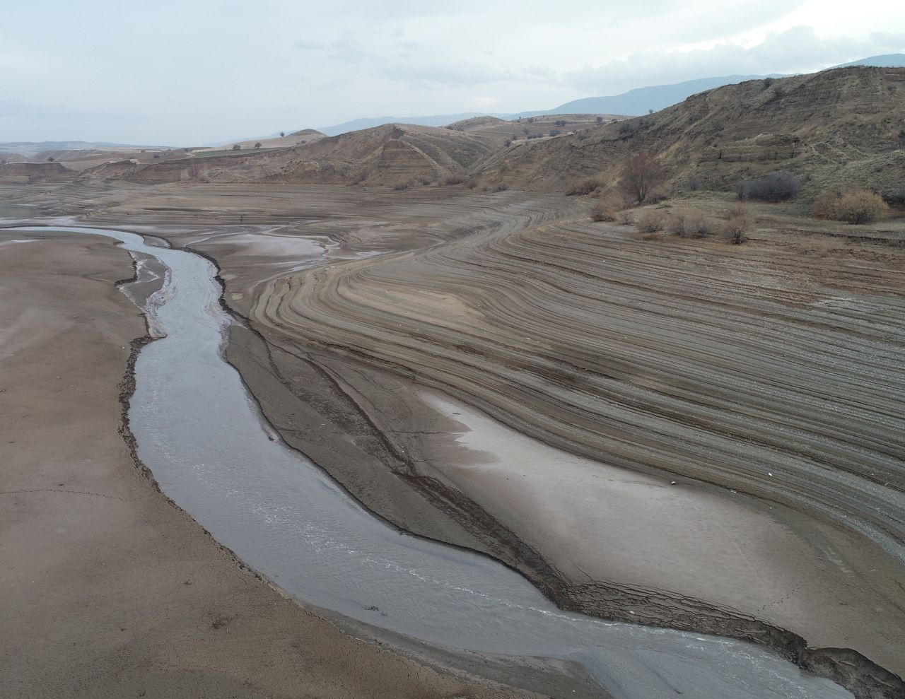 Sivas'ta sular çekildi ürküten görüntü ortaya çıktı: Çürüme durumunda olabilir
