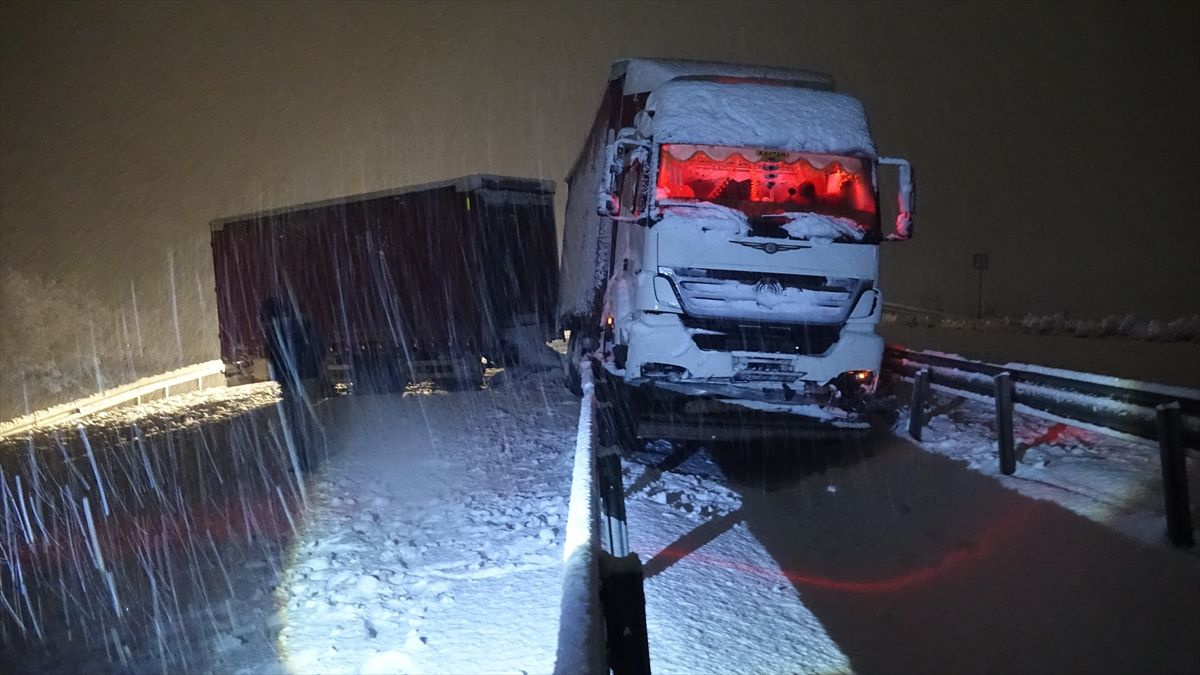 Kar yağışı nedeniyle Sivas-Kayseri kara yolunda çok sayıda araç mahsur kaldı