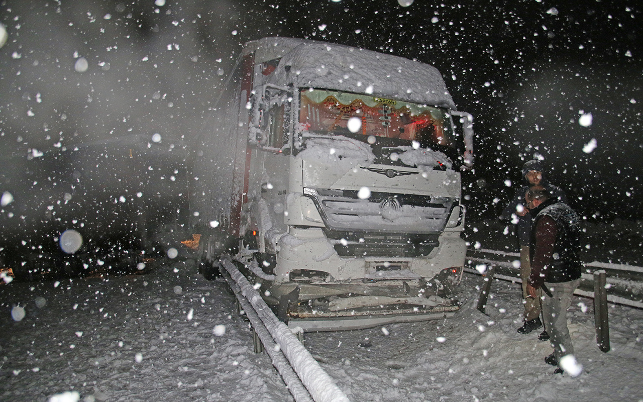 Kar yağışı nedeniyle Sivas-Kayseri kara yolunda çok sayıda araç mahsur kaldı