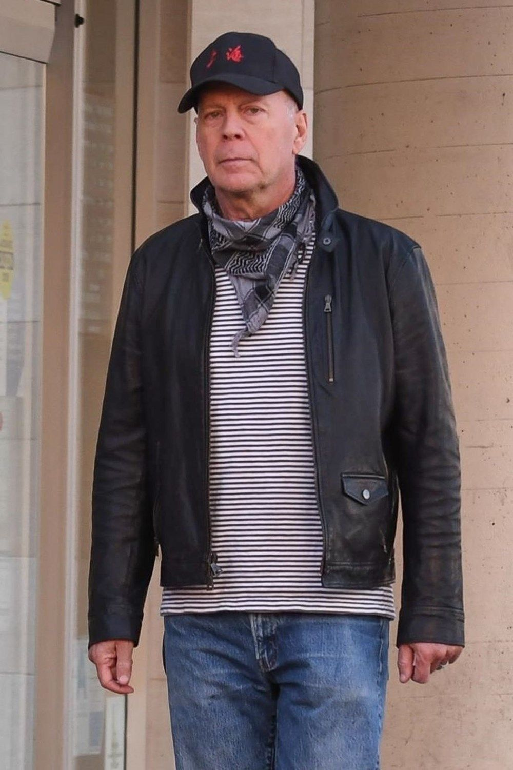 Eczanede maske takmayan Bruce Willis hayatının şokunu yaşadı