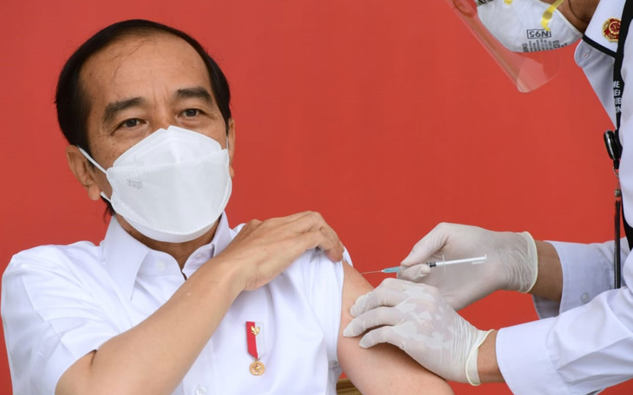 Endonezya'da ilk Kovid-19 aşısı Devlet Başkanı Joko Widodo'ya yapıldı! Toplu aşılama yarın başlıyor