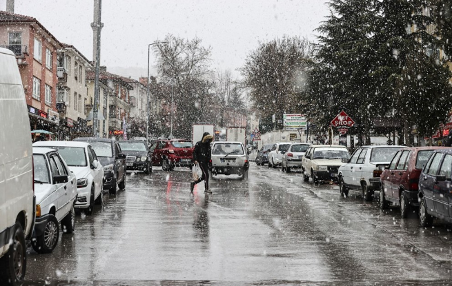 Türkiye'nin bir çok yeri beyaza büründü! Lodos bitti ve kar yağışı başladı