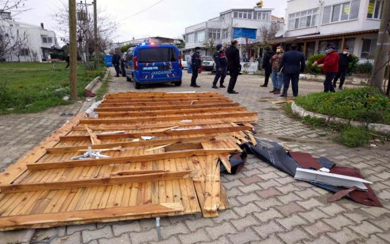 Şarköy’de fırtına çatıları uçurdu ağaçları devirdi! Belediye başkanı ve kaymakam olay yerinde...