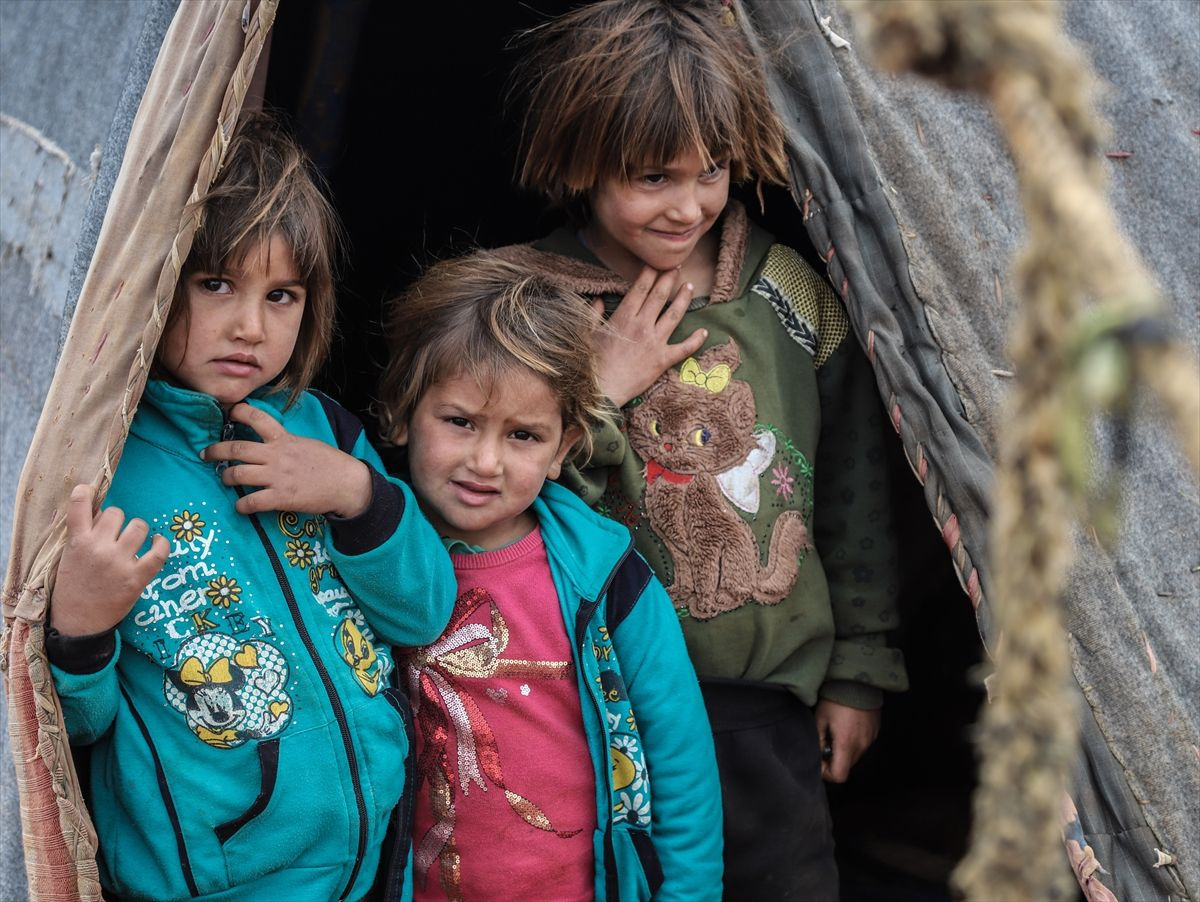 İdlib'teki mülteci kampından yürek yakan manzaralar! Isınmak için hasta oluyorlar