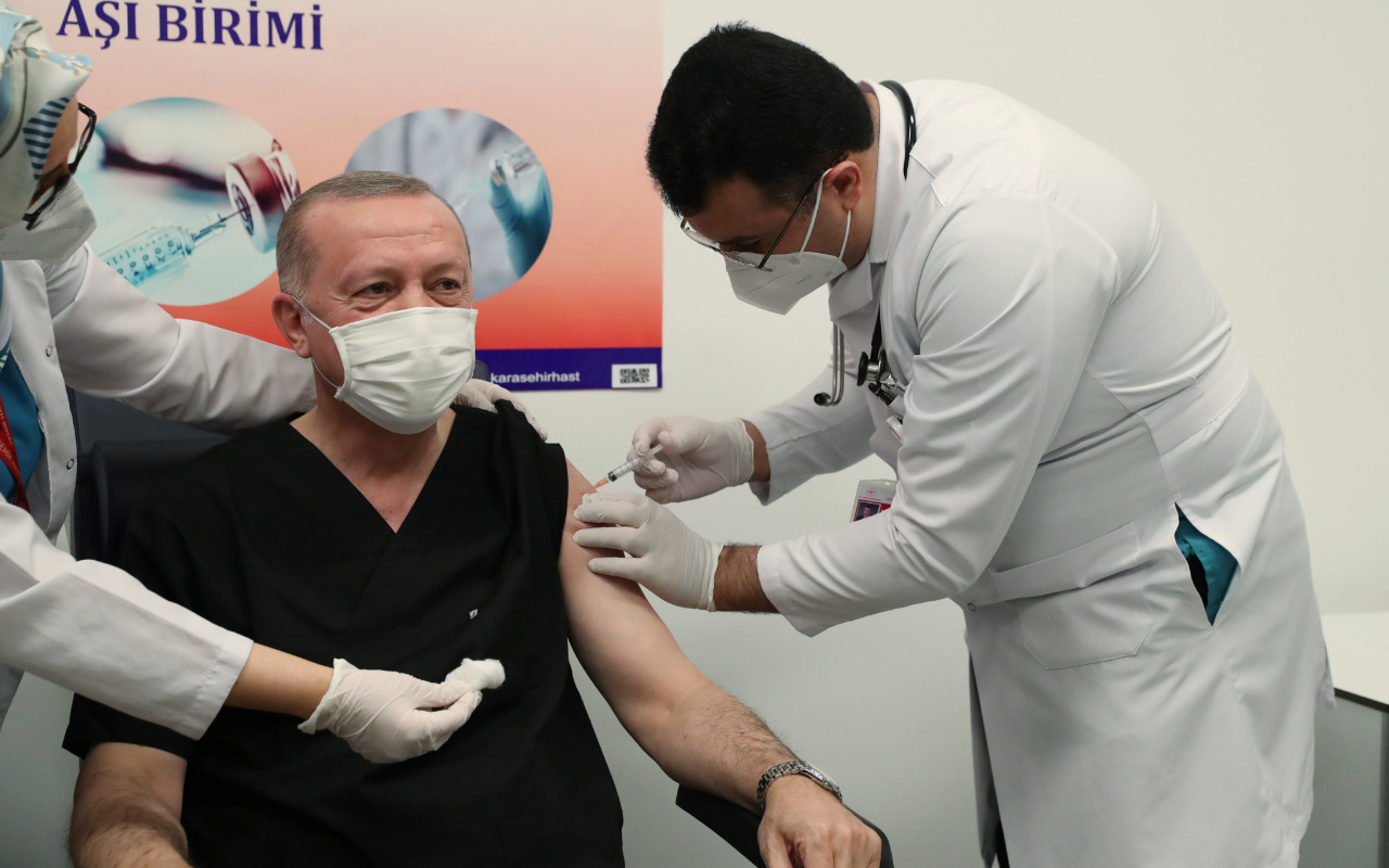 Cumhurbaşkanı Erdoğan koronavirüs aşısını yaptırdı