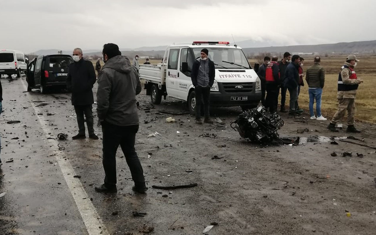 Bingöl'de otomobiller kafa kafaya çarpıştı ortalık savaş alanına döndü!