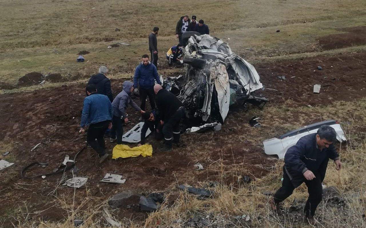 Bingöl'de otomobiller kafa kafaya çarpıştı ortalık savaş alanına döndü!