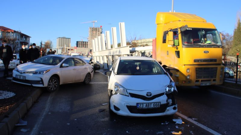 Elazığ'da kaza kazaya neden oldu! 18 araç birbirine girdi